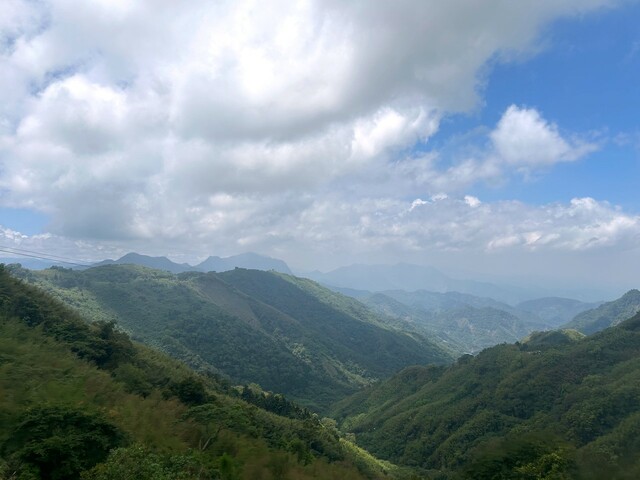 【台湾食べ歩きの旅 #19】独立山をらせん状に登っていくと、車窓から見える街が徐々に小さくなり、眼下には山々が広がる