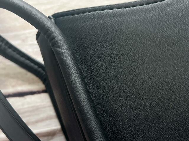 マットな質感のフェイクレザー生地。高級感たっぷりです♪