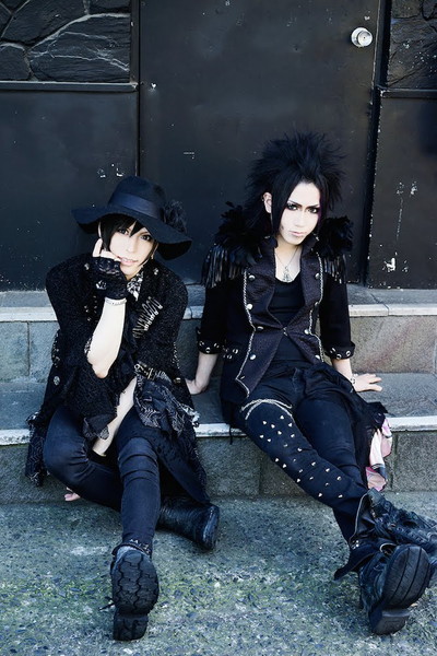 the Raid・左から星七（Vo）、由羽（G）