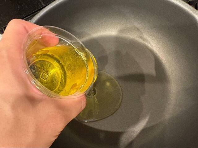 【コストコ シーフードアヒージョ】まずは、オリーブオイルをフライパンに入れましょう！付属されているので楽ちん♪