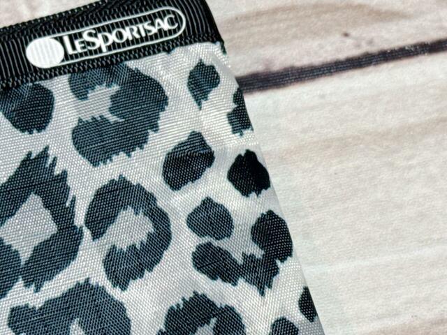 【付録：LeSportsac レオパード柄ポーチセット】素材はポリエステル。レスポコラボらしく、軽くて丈夫◎