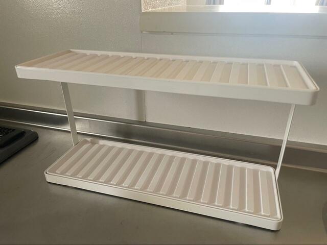 【tower（山崎実業）トレー付きジャグボトル＆グラススタンド 2段】本体は丈夫なスチール、トレーはABS樹脂製