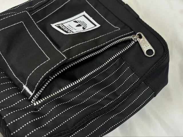 【adidas ウォバッシュ スモールアイテムバッグ】ファスナーつきポケットは縦に開く仕様。スムーズに物を出し入れできます