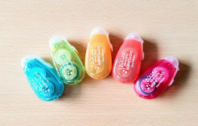 【コクヨ　テープのり ドットライナープチモア　10個　1398円】左からブルー、グリーン、イエロー、オレンジ、ピンク