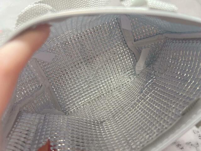 内側はアルミシート加工されており、保冷保温機能付き