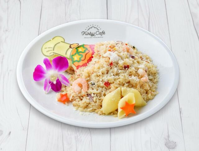 「コックカワサキのノリノリ♪常夏シーサイドピラフ」＜価格：2,068円(税込)＞【【星のカービィ】『カービィカフェ』に夏メニュー登場！パイナップルもハンバーガーもジューシーで爽やか♪】