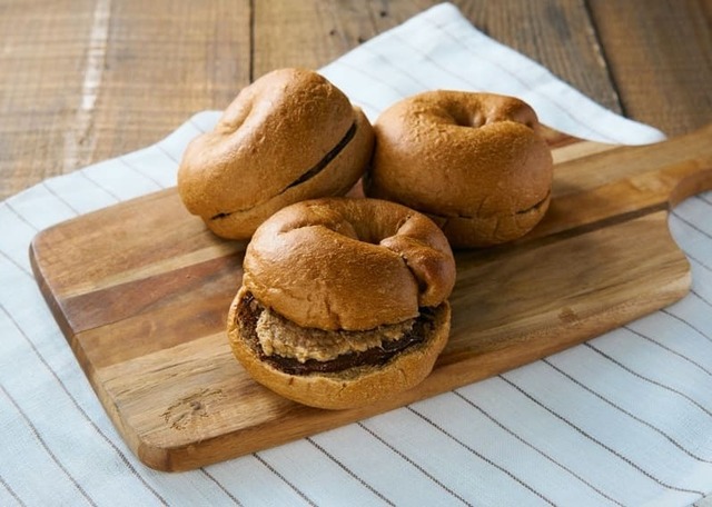 【タリーズコーヒー】「ベーグルサンド ざくざくチョコシナモン」390円も発売中！