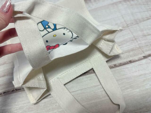 内側はポケットなどがないシンプルな作り