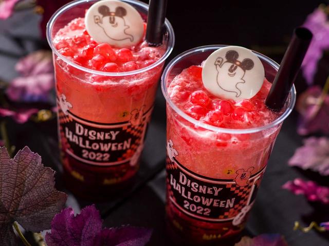 スパークリングドリンク(ダブルベリー&ミルクタピオカ) 600円|提供店舗:東京ディズニーランド「ヒューイ・デューイ・ルーイのグッドタイム・カフェ」|東京ディズニーリゾート「ディズニー・ハロウィーン」2022スペシャルメニュー