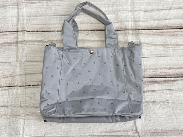 背面は装飾がないシンプルなデザイン