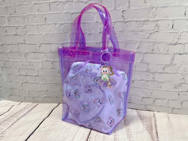 バッグとチャームの色を合わせたので統一感が◎