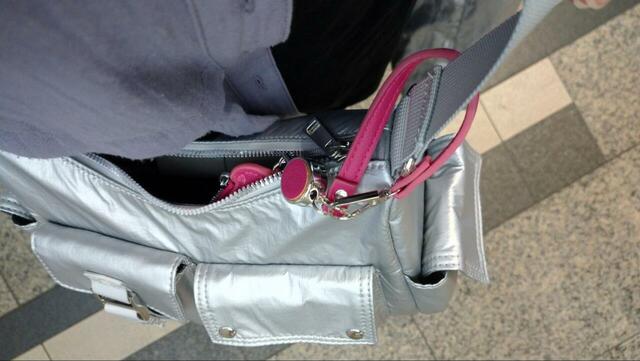 【3COINS バイカラーフラグメントケース】ミニ財布として使うならバッグに入れておくと安全です