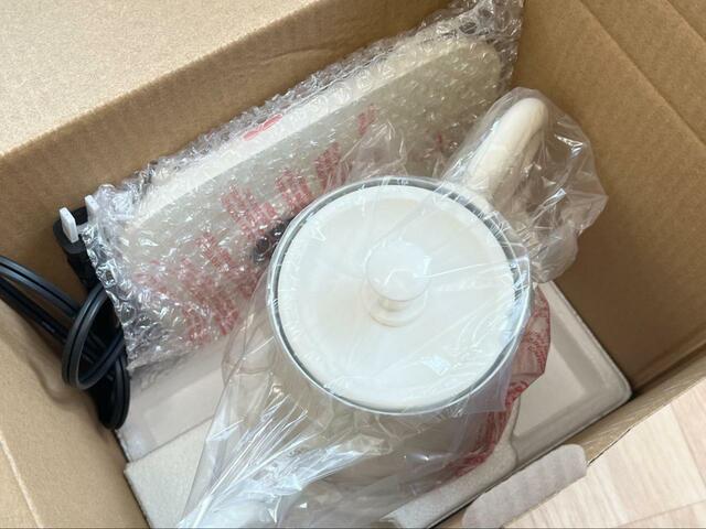 【アイリスオーヤマドリップケトル 温度調節付 IKE-C601T-CW】袋に入って届きます