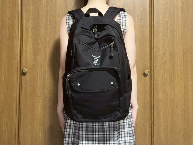 身長155cmの筆者が背負ってみました。中には1泊分の荷物がが入っています