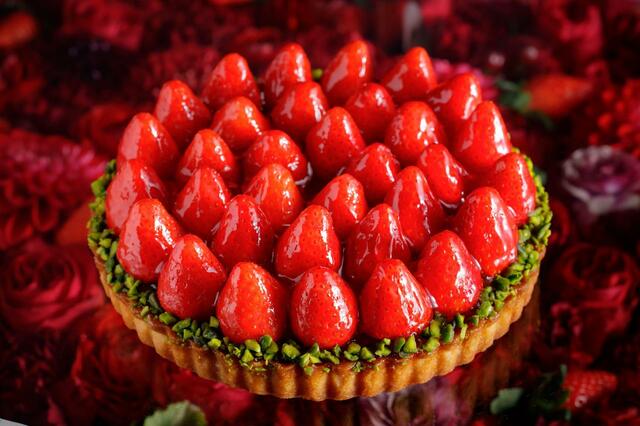 「15種以上の極上スイーツ」<大人 ¥6,200~/小学生¥3,500/幼児(4歳以上)¥2,500>【スーパースイーツビュッフェ2024 ~ホテルでいちご狩り~】