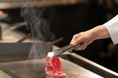シェフが一枚ずつ目の前で焼き上げる「国産牛焼肉」が食べ放題！【ウィークデイディナー～カウンター焼肉の特等席～】