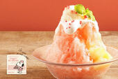 「ベルのピンクかき氷 ※コンセプトコミックのアートカード付（C）2024 Peanuts Worldwide LLC」＜価格：Eat in ¥1,320（税込）＞【暑い季節にぴったり！スヌーピーときょうだいたちの“カラフルかき氷”が「PEANUTS Cafe」に登場！】