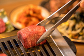 最高の焼加減で提供される“厚切り肉”