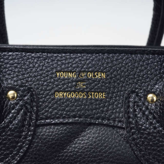 【『YOUNG&OLSEN The DRYGOODS STORE QUILTING TOTE BAG BOOK』（宝島社）】リッチな印象の箔押しロゴ