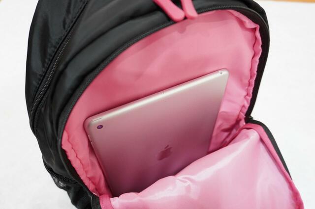 薄い方にはタブレット端末やノートPCを入れても