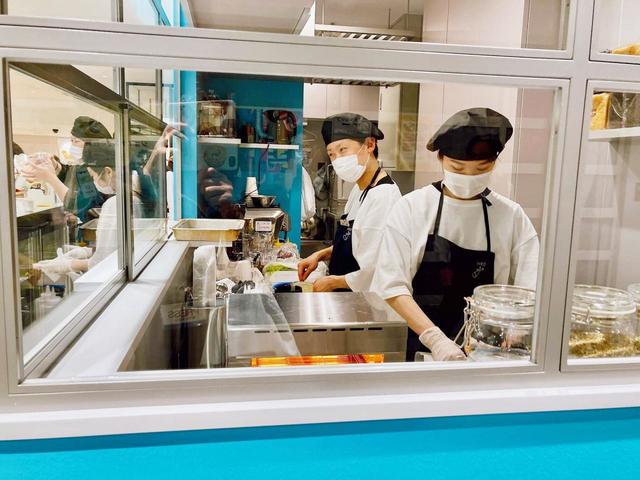 ファーロでは、ガラスの向こうでサンドイッチを作っています