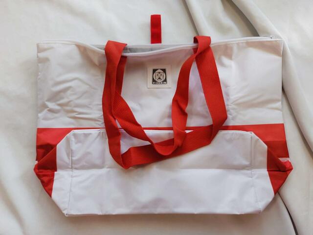 持ち手部分、マチ部分を中に折りこみます