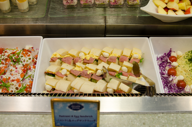 パストラミ＆エッグサンドウィッチ｜クリスタルパレスレストラン「アナとエルサのフローズンファンタジー」スペシャルブッフェ ©Disney