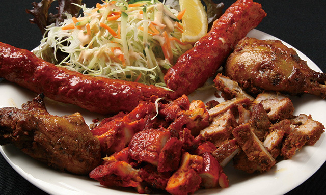 「ネパール料理＆バー マンダラ渋谷店」　タンドーリミックスグリル 2808円（500～600g） タンドーリチキン、シシカバブ、チキンティッカなど、5品盛り合わせ。 