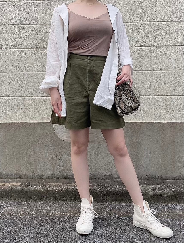 【UNIQLO（ユニクロ）】リネンコットンショートパンツ　オリーブ　Mサイズ着用