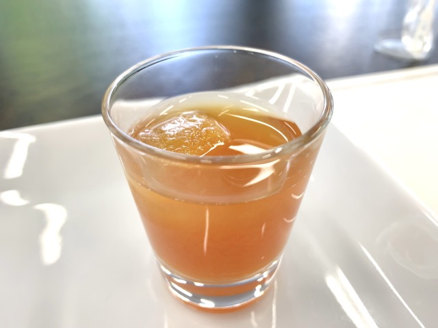 アイスティーにさくらんぼのはちみつがよく合う！