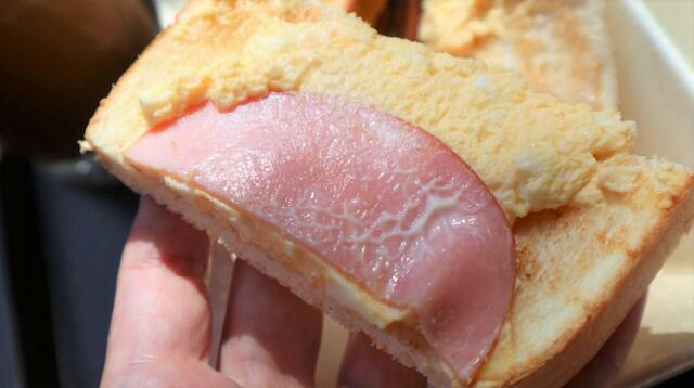 【カフェ・ド・クリエ モーニング ハムタマゴ】失礼して、具材のバランスをチェック