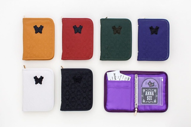 【ANNA SUI】収納力抜群の「マルチケース」（約21×15.5×2 cm、4,950円）