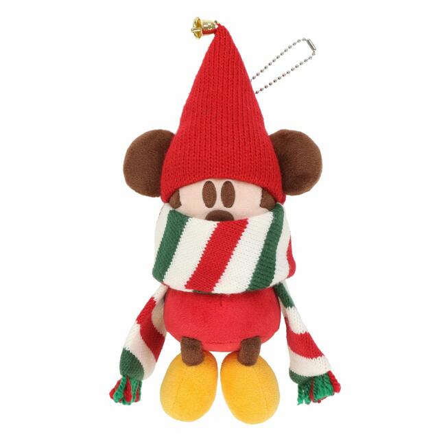 ぬいぐるみバッジ 2,500円｜「ディズニー・クリスマス」スペシャルグッズ｜東京ディズニーリゾート40周年“ドリームゴーラウンド”｜発売日：2023年11月7日（火）｜販売店舗：東京ディズニーランド「ディズニー＆カンパニー」、東京ディズニーシー「エンポーリオ」