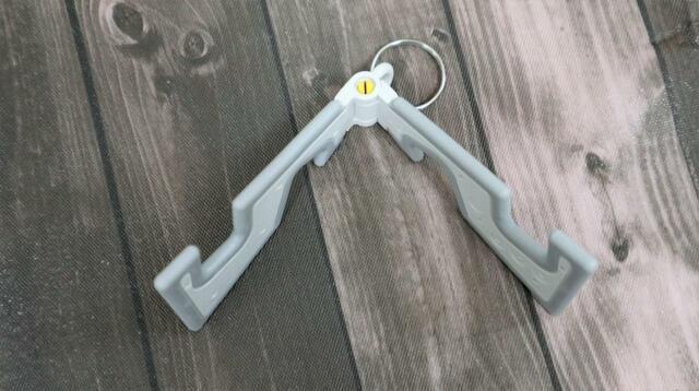 【IKEA ユッピエナッレ】2枚の板状のパーツを開いて使います