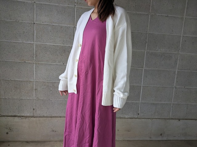 【ファミリーマート コットンカーディガン】きれいめなワンピースとも好相性。しっかりと暖かさを感じられます◎