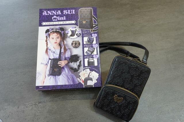 「ANNA SUI mini［アナスイ ミニ］じゃばら式スマホショルダー」（税込3,630円）
