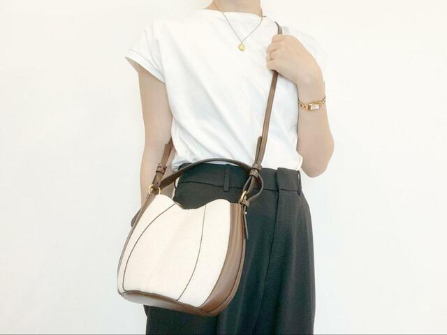 【ZARA ステッチ入りバケットバッグ】ショルダーバッグとして使用。細めストラップならきれいめに!