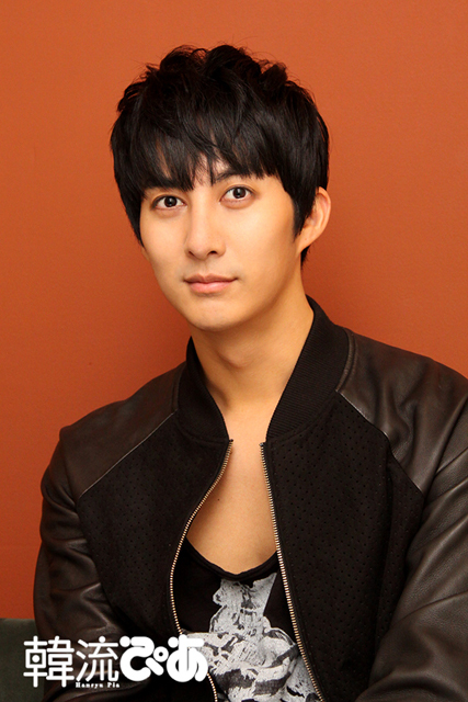 【キム・ヒョンジュン】オトナの色気で“壁ドン”!? 取材こぼれ話をチェック