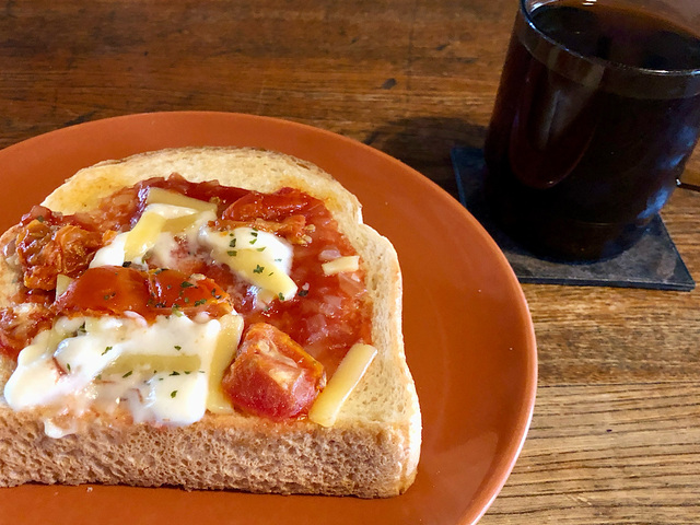 【スターバックスコーヒー　セミドライトマトのピザトースト】とろけるホワイトソースとチーズが美味しい
