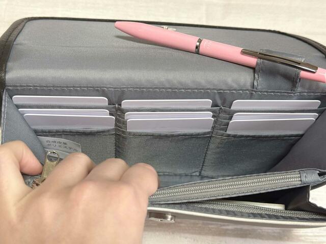 カードポケットはゆとりがあるので、1ポケットにつき5枚ほど収納できました！