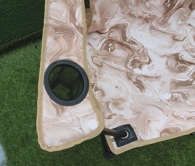 【ワークマン 燃え広がりにくいアームチェア ハイ】肘置きにはドリンクホルダー付き