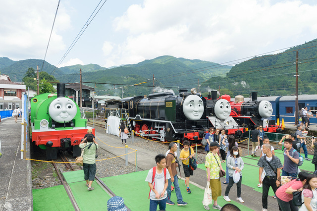 千頭駅構内のトーマスフェアの様子 ※トーマス、ジェームス、パーシー、ヒロの4台が並ぶのは、プレスデーのみの特別な演出となります