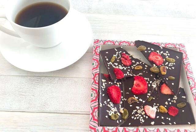 【カルディ フルーツデコレーションチョコレート】付属のハンマーで割って楽しみます！