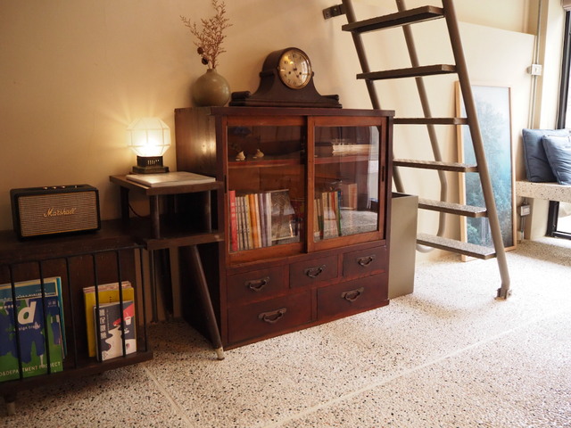 【台湾食べ歩きの旅#13】古い家具を丁寧に磨き上げ、ゆったりとしたスペースを作るのが上手な宿だ。時間を忘れて鹽埕にとどまりたくなる