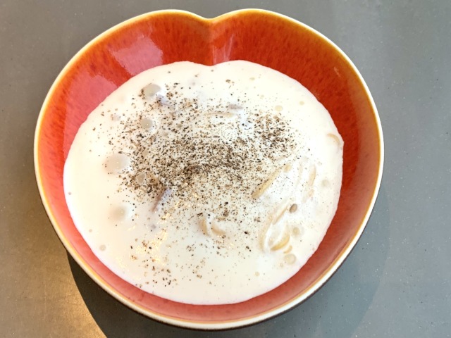 「クリームペコリーノチーズ泡のカルボナーラ」