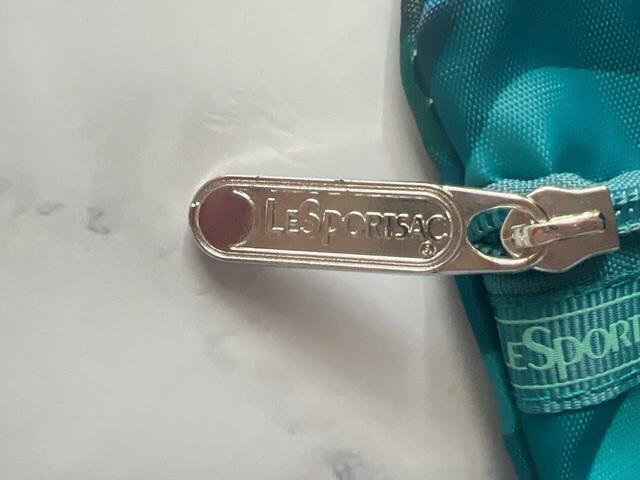 ファスナーにもレスポのロゴ入り！