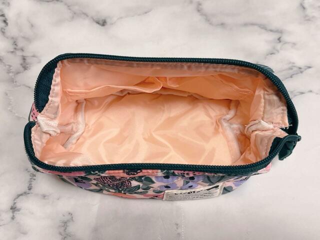 大きくガバッと開く設計で、中身が見やすく出し入れもスムーズ！