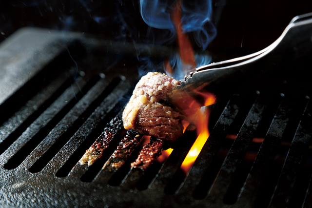 やきにく 喰ったって～／まずはニンニクのついた面から焼くのが、バクダンサガリのおいしい焼き方だ。