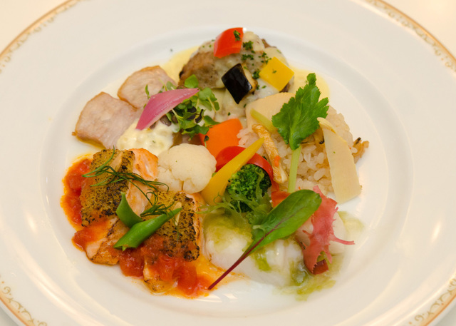 2016年“ディズニー・イースター”ランチブッフェ／ディナーブッフェ｜東京ディズニーランドホテル「シャーウッドガーデン・レストラン」