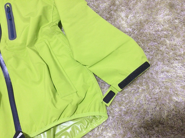 【ワークマン レディースレインジャケット STRETCH Perfect(ストレッチ パーフェクト)】袖はマジックテープで絞れます